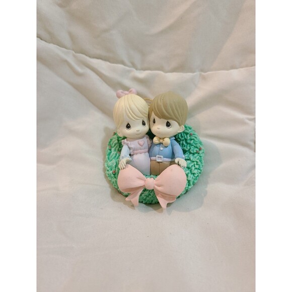 Precious Moments Boy and Girl Inside Wreath Ornament - Picture 1 of 6